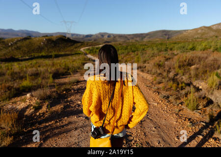 Jeune femme marche sur piste rurale Banque D'Images