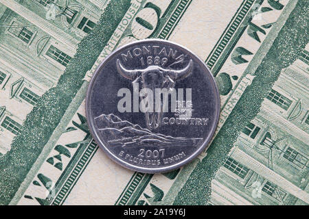 Un quart de Montana sur US dollar bills. La composition symétrique de l'US dollar bills et un quart de Montana. Banque D'Images