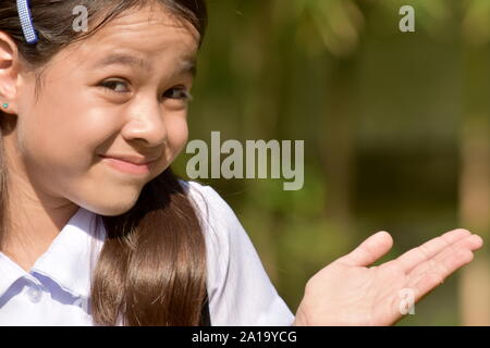 Une femelle avec les ordinateurs portables des étudiants indécis Banque D'Images
