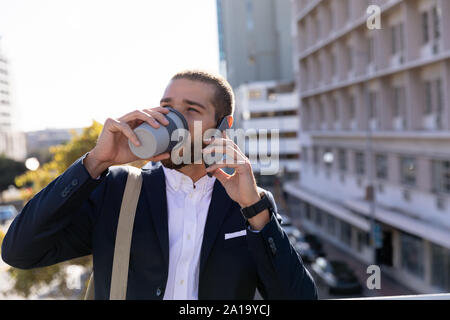 Jeune professionnel homme au téléphone dans la ville Banque D'Images