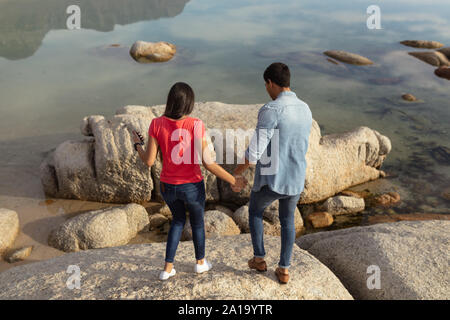 Young caucasian couple holding hands Banque D'Images