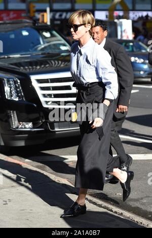 New York, NY, USA. Sep 24, 2019. Charlize Theron dehors et environ pour la célébrité Candids - TUE, New York, NY Le 24 septembre, 2019. Credit : Kristin Callahan/Everett Collection/Alamy Live News Banque D'Images