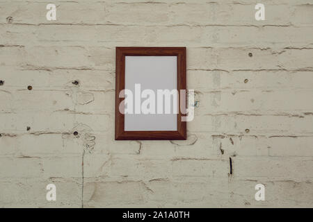 Blank photo accroché sur un mur Banque D'Images