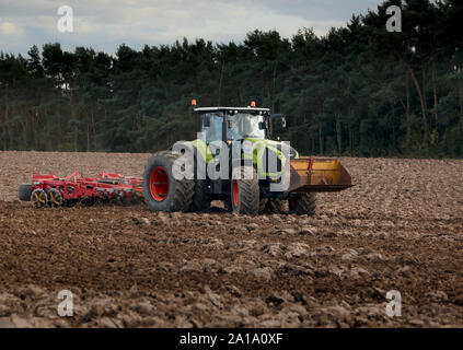 Claas Axion 850 fonctionne à nouveau Ladykirk ferme dans la région des Scottish Borders. Banque D'Images