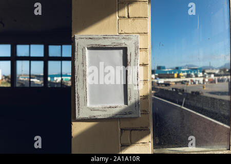 Blank photo accroché sur un mur Banque D'Images