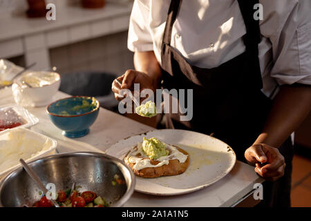 Woman working in restaurant kitchen Banque D'Images