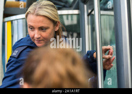 Londres, Royaume-Uni. 25 septembre 2019. Un policier spécialisé se prépare à libérer un activiste de extinction Rebellion dont la main est collée à la fenêtre d’entrée du Department for Business, Energy & Industrial Strategy (BEIS) à Londres. La manifestation, menée par des médecins et des professionnels de la santé, met en lumière la crise imminente de santé publique causée par le changement climatique. Penelope Barritt/Alamy Live News Banque D'Images
