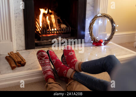 Couple à la maison au moment de Noël Banque D'Images