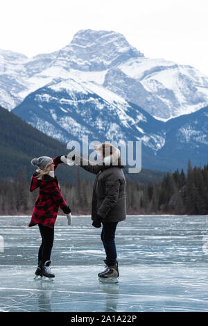 Couple debout dans paysage de neige Banque D'Images