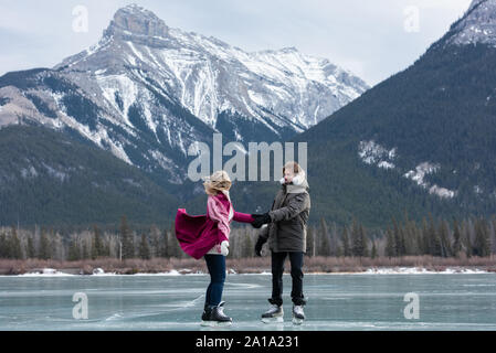 Couple debout dans paysage de neige Banque D'Images