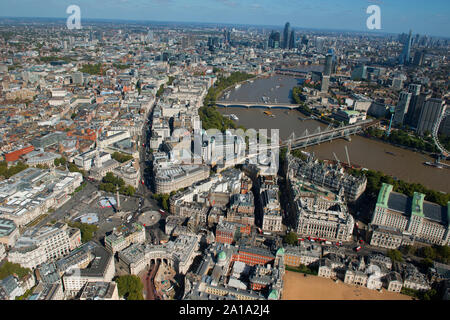 Trafalgar Square, Horse Guards Parade et la Tamise forme l'air. Banque D'Images