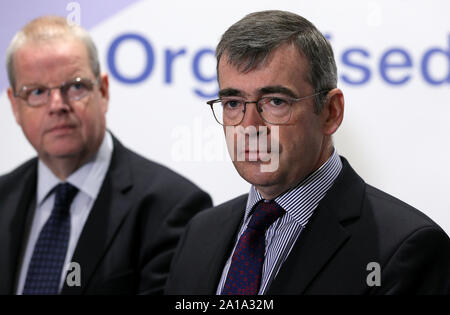 Commissaire Garda a dessiné Harris (à droite) et chef de la Simon PSNI Byrne s'adresser aux médias lors de la conférence sur le crime organisé à l'hôtel Slieve Russell Co., Cavan. Banque D'Images