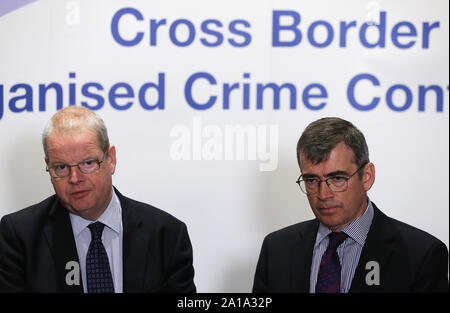 Commissaire Garda a dessiné Harris (à droite) et chef de la Simon PSNI Byrne s'adresser aux médias lors de la conférence sur le crime organisé à l'hôtel Slieve Russell Co., Cavan. Banque D'Images