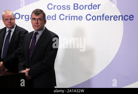 Commissaire Garda a dessiné Harris (à droite) et chef de la Simon PSNI Byrne s'adresser aux médias lors de la conférence sur le crime organisé à l'hôtel Slieve Russell Co., Cavan. Banque D'Images