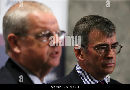 Commissaire Garda a dessiné Harris (à droite) et chef de la Simon PSNI Byrne s'adresser aux médias lors de la conférence sur le crime organisé à l'hôtel Slieve Russell Co., Cavan. Banque D'Images