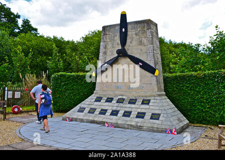 La nouvelle forêt Mémorial d'aviation est à l'ancien aérodrome Holmsley près de Bransgove. Elle commémore le 12 aérodromes locaux utilisés pendant la DEUXIÈME GUERRE MONDIALE. Banque D'Images