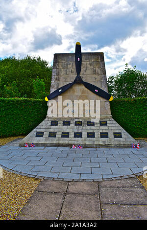 La nouvelle forêt Mémorial d'aviation est à l'ancien aérodrome Holmsley près de Bransgove. Elle commémore le 12 aérodromes locaux utilisés pendant la DEUXIÈME GUERRE MONDIALE. Banque D'Images