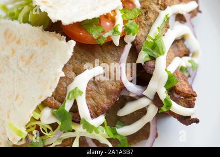 Un home-made döner kebab kebab congelés fabriqués à partir de viandes achetées dans un supermarché au Royaume-Uni. C'est servi dans du pain pita avec de la salade et mayonnaise à l'ail. Banque D'Images