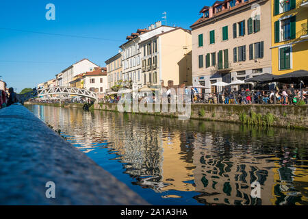 Milan, Italie : vue sur les maisons sur le canal Naviglio Grande voie navigable à Milan au coucher du soleil. Ce quartier est célèbre pour ses restaurants et sa vie nocturne Banque D'Images