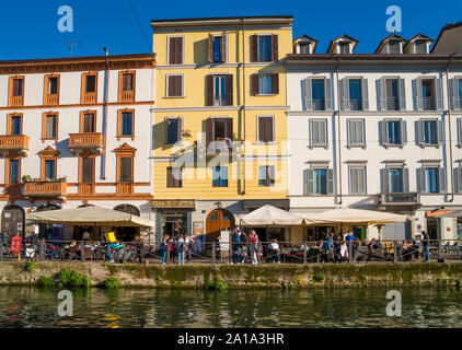 Milan, Italie : vue sur les maisons sur le canal Naviglio Grande voie navigable à Milan au coucher du soleil. Ce quartier est célèbre pour ses restaurants et sa vie nocturne Banque D'Images