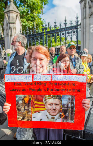 Westminster, London, UK. 25 septembre 2019. Remainers affiches - Pro et Pro de l'UE des manifestants à l'extérieur de la Brexit Chambres du Parlement 0n le jour MP's retrun après Boris Johnson tente de proroger le Parlement a été déclaré illégal. Crédit : Guy Bell/Alamy Live News Banque D'Images