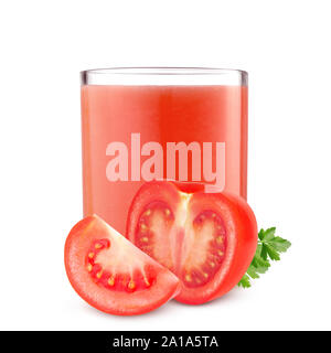 Verre de jus de tomate et les tomates coupées isolé sur fond blanc Banque D'Images