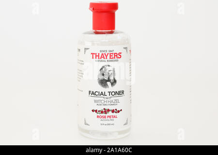 La Princeton New Jersey le 24 septembre 2019:Thayers hamamélis marque les bouteilles de toner facial sur fond blanc - Image Banque D'Images