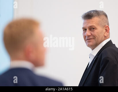 L'Allemagne. 25 Septembre, 2019. Daniel Freiherr von Lützow (AfD) se rend à l'isoloir lors de la session constitutive du Landtag de Brandebourg dans la salle plénière. L'adjoint de l'AfD n'avait pas deux tours de scrutin pour un autre siège au sein du présidium. Credit : Soeren Stache/dpa/Alamy Live News Banque D'Images