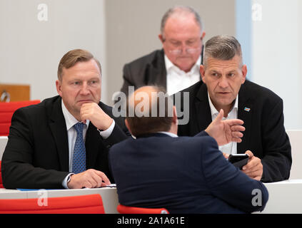 L'Allemagne. 25 Septembre, 2019. Daniel Freiherr von Lützow (r) parle à ses collègues du parti dans la salle plénière lors de la session constitutive du parlement du Land de Brandebourg. L'adjoint de l'AfD n'avait pas deux tours de scrutin pour un autre siège au sein du présidium. Credit : Soeren Stache/dpa/Alamy Live News Banque D'Images