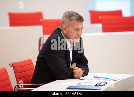 L'Allemagne. 25 Septembre, 2019. Daniel Freiherr von Lützow (AfD) se trouve dans la salle plénière lors de la session constitutive du parlement du Land de Brandebourg. L'adjoint de l'AfD n'avait pas deux tours de scrutin pour un autre siège au sein du présidium. Credit : Soeren Stache/dpa/Alamy Live News Banque D'Images