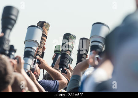 Photographes un tir des avions - lentilles pointant vers le haut. Milieu shot Banque D'Images