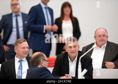 L'Allemagne. 25 Septembre, 2019. Daniel Freiherr von Lützow (2e à partir de la droite, AfD) se trouve dans la salle plénière entre collègues de son parti lors de la session constitutive du parlement du Land de Brandebourg. L'adjoint de l'AfD n'avait pas deux tours de scrutin pour un autre siège au sein du présidium. Credit : Soeren Stache/dpa/Alamy Live News Banque D'Images