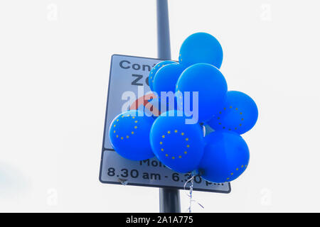 Londres, Royaume-Uni. 25 Septembre, 2019. L'Union européenne Les ballons sont affichés en face d'un panneau de circulation à l'extérieur des portes du Parlement à titre de politiciens retour à siéger à la Chambre des communes à la suite de la décision de la Cour suprême . Credit : amer ghazzal/Alamy Live News Banque D'Images
