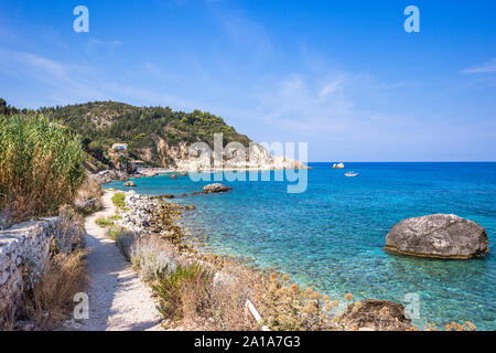 Vue panoramique sur le village d''Agios Nikitas avec de l'eau turquoise, Leucade, îles Ioniennes, Grèce Banque D'Images