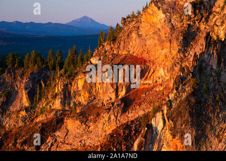 Gardien de falaises surplombent, Crater Lake National Park, héritage Volcano National Scenic Byway, Oregon Banque D'Images