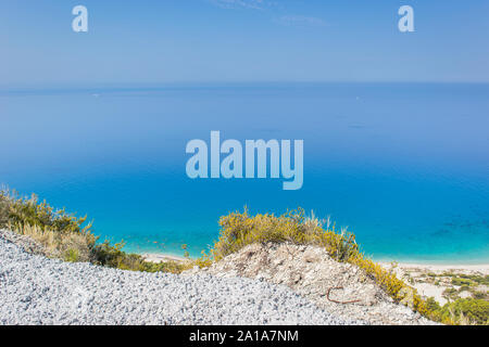Vue imprenable sur la plage de Gialos, côte ouest de l'île de Lefkada, Grèce. Banque D'Images