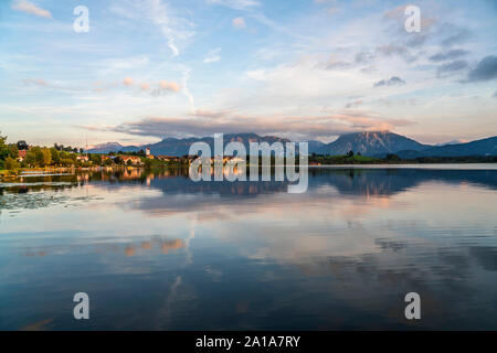 Dans Hopfensee der Abenddämmerung, Hopfen am See, Ostallgäu, Bayerisch Schwaben, Bayern, Deutschland | Lac Hopfensee à Hopfen am See, au crépuscule, en Ostall Banque D'Images