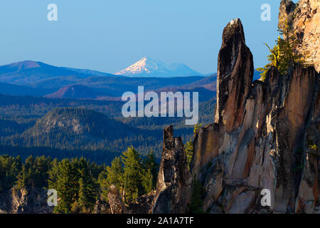 Mont Shasta de Watchman surplombent, Crater Lake National Park, héritage Volcano National Scenic Byway, Oregon Banque D'Images