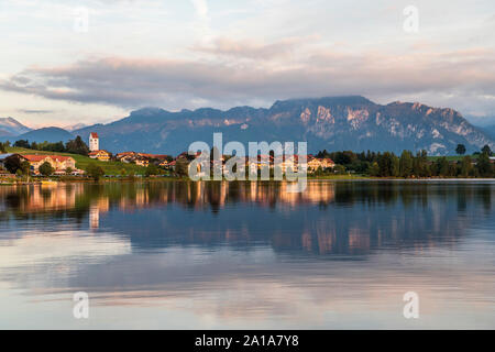 Dans Hopfensee der Abenddämmerung, Hopfen am See, Ostallgäu, Bayerisch Schwaben, Bayern, Deutschland | Lac Hopfensee à Hopfen am See, au crépuscule, en Ostall Banque D'Images