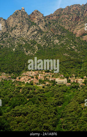 Village d'Ota et les sommets de montagnes de granit rouge et de crêtes paysage de Capo d'Ota dans l'Ota / Région de Porto, Corse-du-Sud, Corse, France Banque D'Images