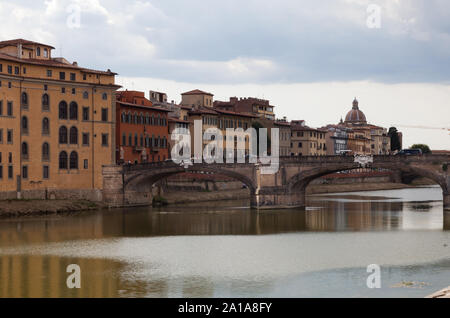 Pont sur la rivière Ste. Trinité Arno, Florence, Italie. L'église de San Frediano in Cestello est vu dans l'arrière-plan. Banque D'Images