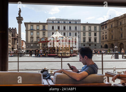 Le Caffè Gilli, Via Roma, 1r, 50123 Florence, Italie recherche sur carrousel dans Piazza del Repubblica. Banque D'Images