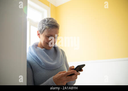 Femme mature seule à la maison Banque D'Images