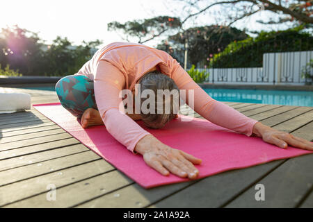 Femme mature l'exercice de yoga Banque D'Images