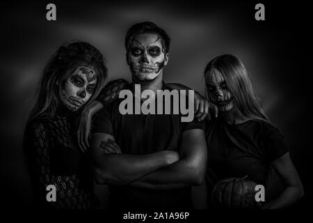 Portrait noir et blanc de jeunes peint comme zombies. Maquillage Halloween Banque D'Images