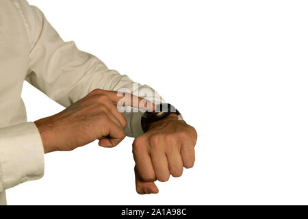 Jeune homme en utilisant smartwatch Banque D'Images