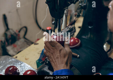 Homme travaillant dans une usine d'équipement de sport Banque D'Images