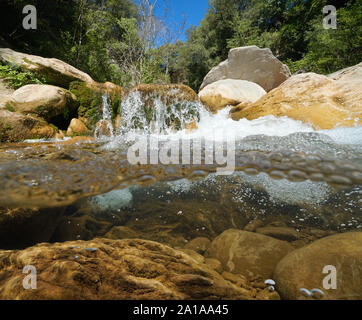 Cours d'eau qui s'écoule avec Rocky, fractionnée sur et sous la surface de l'eau, l'Espagne, la rivière Muga, Catalogne Banque D'Images