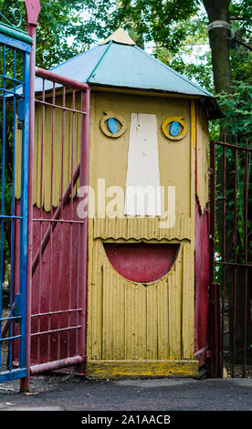 Façade de l'immeuble avec l'image du visage d'un personnage de conte de fées dans un parc d'amusement Banque D'Images