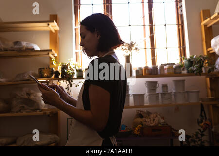 Les potter dans un atelier de poterie à l'aide de tablet